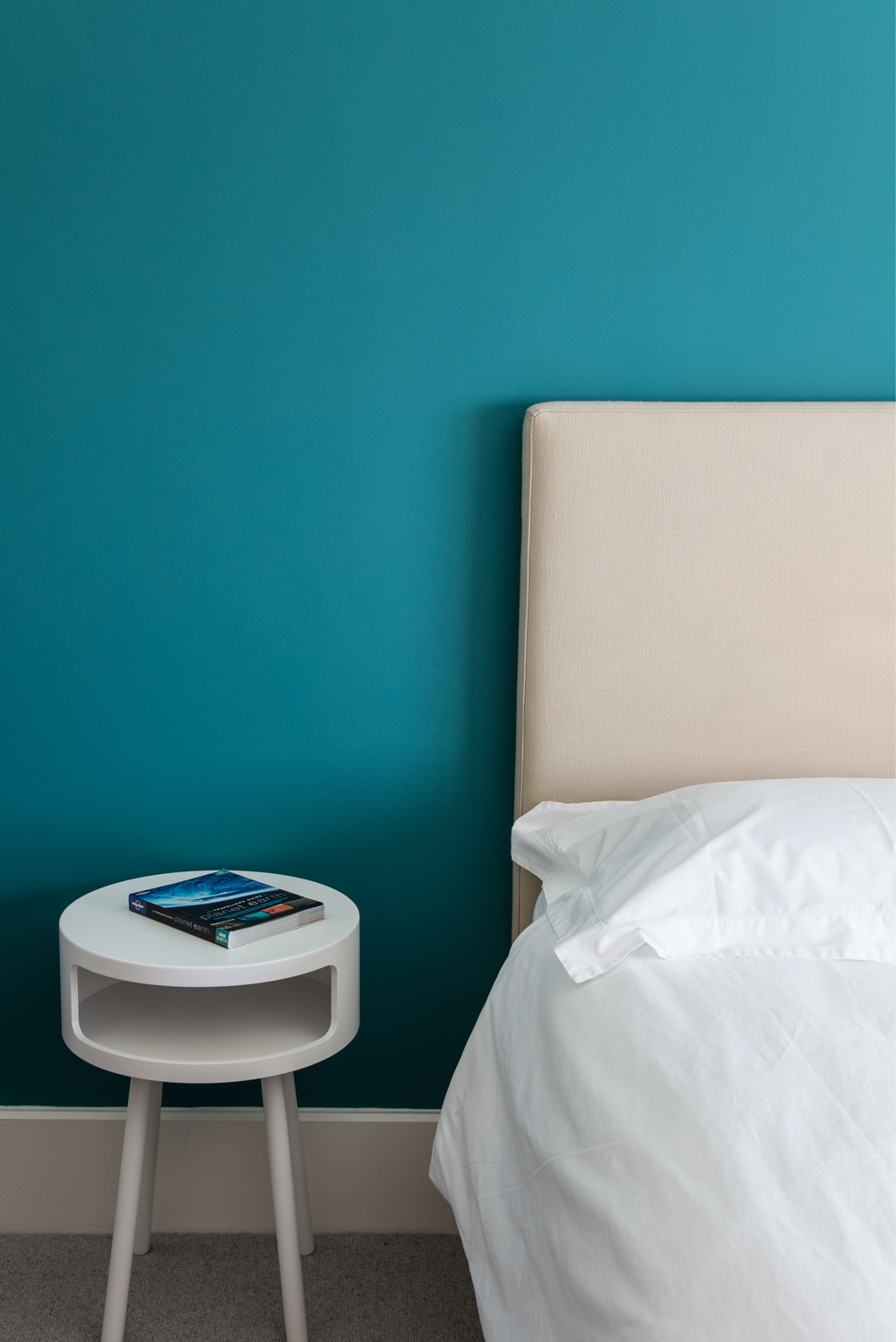 F&B Vardo wall colour with bed